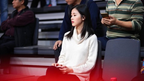 赛场那一抹温柔目光 广东女球迷为CBA焦点战添彩