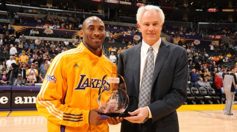 重温紫金王朝荣光：科比荣膺三月最佳与斯台普斯巅峰对决