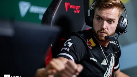 机械婆一致判定碾压霍尔姆，UFC女子羽量级传奇卫冕夜无悬念